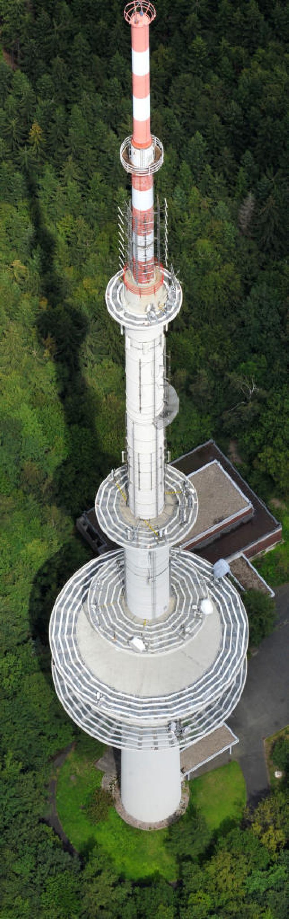 Aerial image Angelburg - Der Fernsehturm Angelburg / die Funkübertragungsstelle Eschenburg 1 steht im Schelderwald im Bundesland Hessen. Er gehört zu den Grundnetzsendern und sendet öffentlich rechtliche Fernsehsender sowie einen Radiosender auf UKW. The Televison / TV tower Angelburg is located in the Schelderwald in Hesse. It transmits 11 public law television and a radiostation.