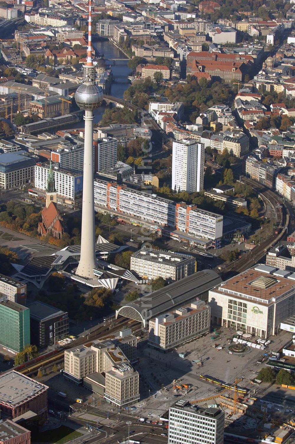 Berlin from above - Blick auf den Alexanderplatz mit Fernsehturm, Bahnhof, Kaufhof und der Marienkirche.