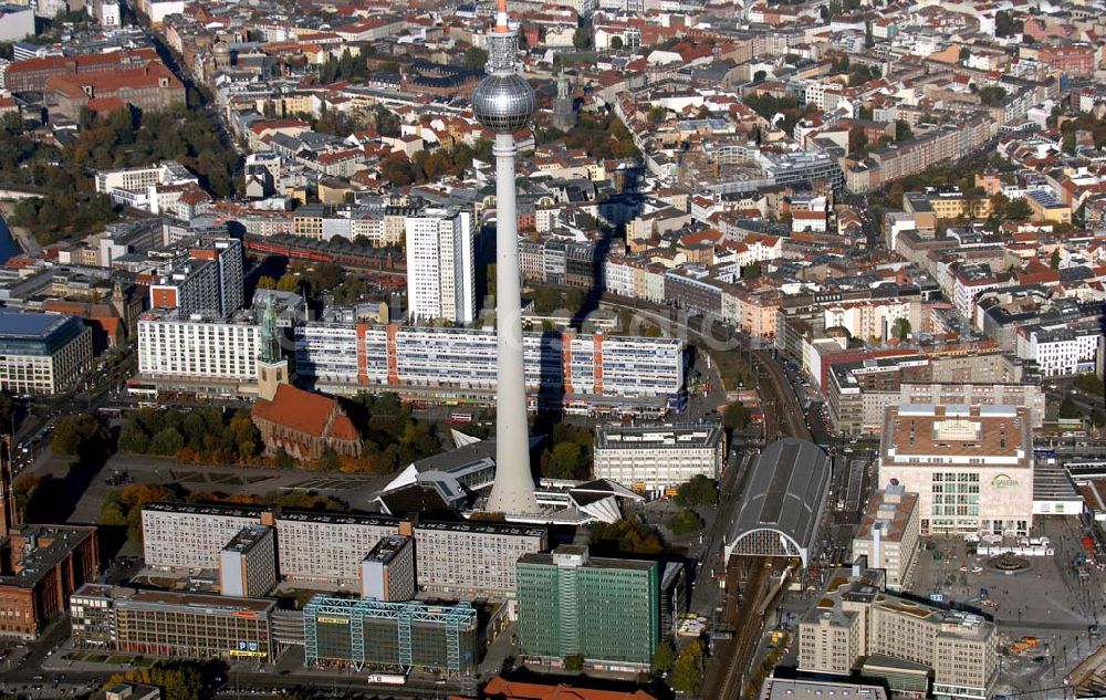 Aerial image Berlin - Blick auf den Alexanderplatz mit Fernsehturm, Bahnhof, Kaufhof und der Marienkirche.