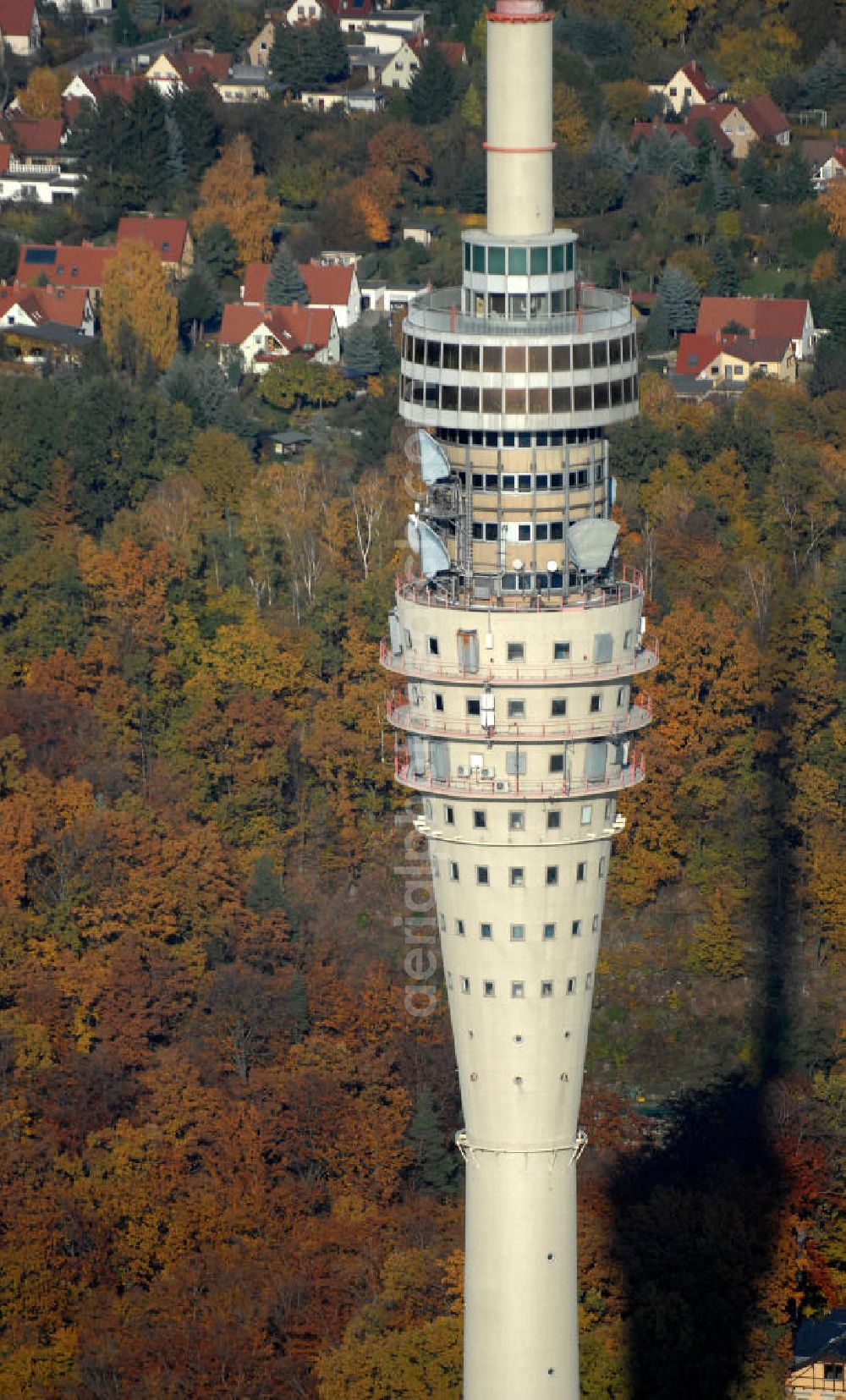 Aerial image Dresden - Blick auf den Fernsehturm / Funkturm / Sendeturm im Dresdner Stadtteil Wachwitz auf den Elbhängen. Erbaut wurde der 252 Meter hohe Turm von 1963 bis 1969 nach den Plänen der Architekten Kurt Nowotny, Herrmann Rühle und Johannes Braune. 1991 wurde der Fernsehturm durch die Deutsche Telekom renoviert. Bis 1991 war der Turm für die Öffentlichkeit zugänglich und Besucher konnten das Turmcafe über zwei Personenzüge erreichen, sowie den Turm als Aussichtsplattform nutzen. Heute ist der Turm nicht mehr geöffnet. Betreiber ist die DFMG Deutsche Funkturm GmbH in Dresden, eine Tochter der Deutschen Telekom. Kontakt: Bergstraße 56, 01069 Dresden, Tel. +49(0)351 64758-0,