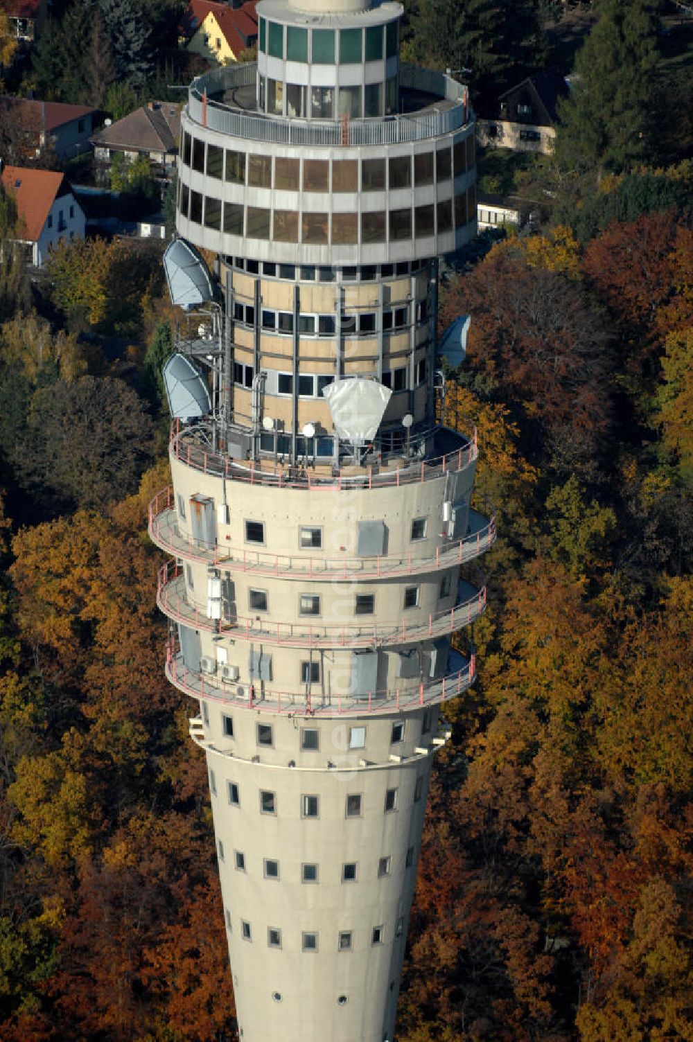 Dresden from above - Blick auf den Fernsehturm / Funkturm / Sendeturm im Dresdner Stadtteil Wachwitz auf den Elbhängen. Erbaut wurde der 252 Meter hohe Turm von 1963 bis 1969 nach den Plänen der Architekten Kurt Nowotny, Herrmann Rühle und Johannes Braune. 1991 wurde der Fernsehturm durch die Deutsche Telekom renoviert. Bis 1991 war der Turm für die Öffentlichkeit zugänglich und Besucher konnten das Turmcafe über zwei Personenzüge erreichen, sowie den Turm als Aussichtsplattform nutzen. Heute ist der Turm nicht mehr geöffnet. Betreiber ist die DFMG Deutsche Funkturm GmbH in Dresden, eine Tochter der Deutschen Telekom. Kontakt: Bergstraße 56, 01069 Dresden, Tel. +49(0)351 64758-0,