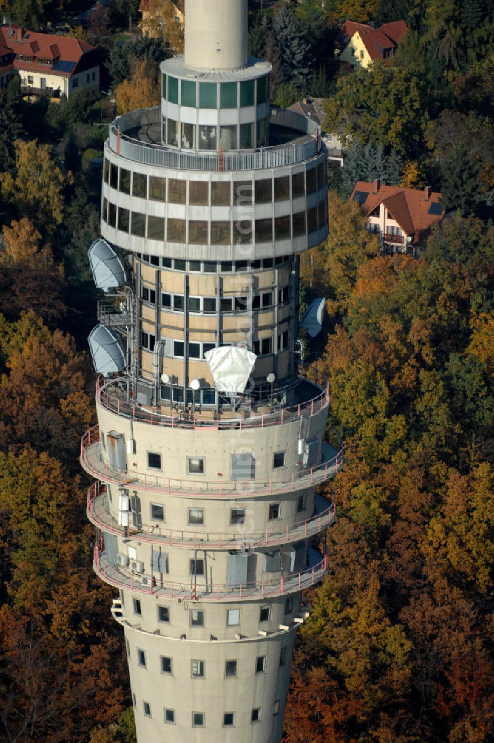 Dresden from the bird's eye view: Blick auf den Fernsehturm / Funkturm / Sendeturm im Dresdner Stadtteil Wachwitz auf den Elbhängen. Erbaut wurde der 252 Meter hohe Turm von 1963 bis 1969 nach den Plänen der Architekten Kurt Nowotny, Herrmann Rühle und Johannes Braune. 1991 wurde der Fernsehturm durch die Deutsche Telekom renoviert. Bis 1991 war der Turm für die Öffentlichkeit zugänglich und Besucher konnten das Turmcafe über zwei Personenzüge erreichen, sowie den Turm als Aussichtsplattform nutzen. Heute ist der Turm nicht mehr geöffnet. Betreiber ist die DFMG Deutsche Funkturm GmbH in Dresden, eine Tochter der Deutschen Telekom. Kontakt: Bergstraße 56, 01069 Dresden, Tel. +49(0)351 64758-0,