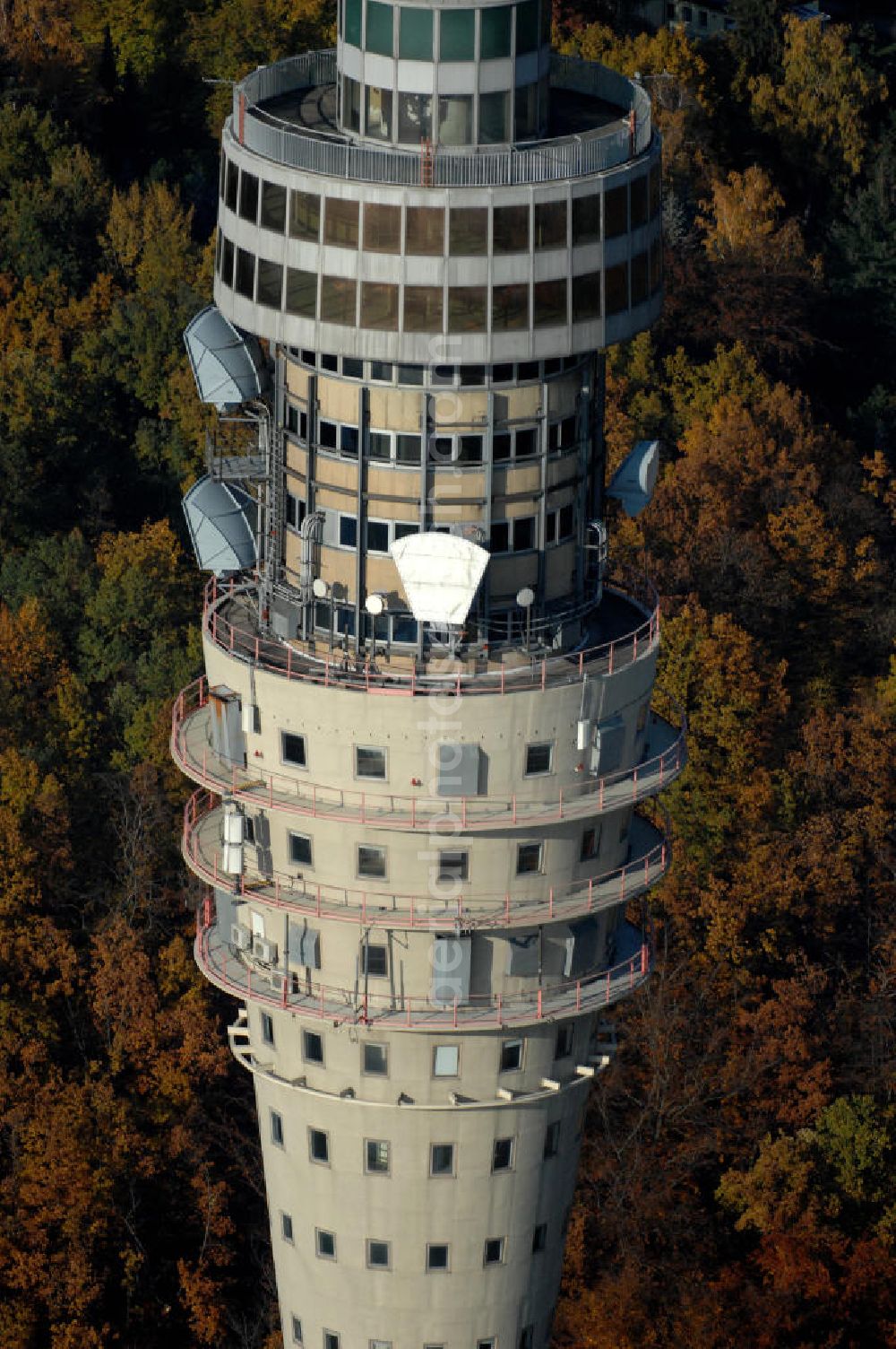 Aerial image Dresden - Blick auf den Fernsehturm / Funkturm / Sendeturm im Dresdner Stadtteil Wachwitz auf den Elbhängen. Erbaut wurde der 252 Meter hohe Turm von 1963 bis 1969 nach den Plänen der Architekten Kurt Nowotny, Herrmann Rühle und Johannes Braune. 1991 wurde der Fernsehturm durch die Deutsche Telekom renoviert. Bis 1991 war der Turm für die Öffentlichkeit zugänglich und Besucher konnten das Turmcafe über zwei Personenzüge erreichen, sowie den Turm als Aussichtsplattform nutzen. Heute ist der Turm nicht mehr geöffnet. Betreiber ist die DFMG Deutsche Funkturm GmbH in Dresden, eine Tochter der Deutschen Telekom. Kontakt: Bergstraße 56, 01069 Dresden, Tel. +49(0)351 64758-0,