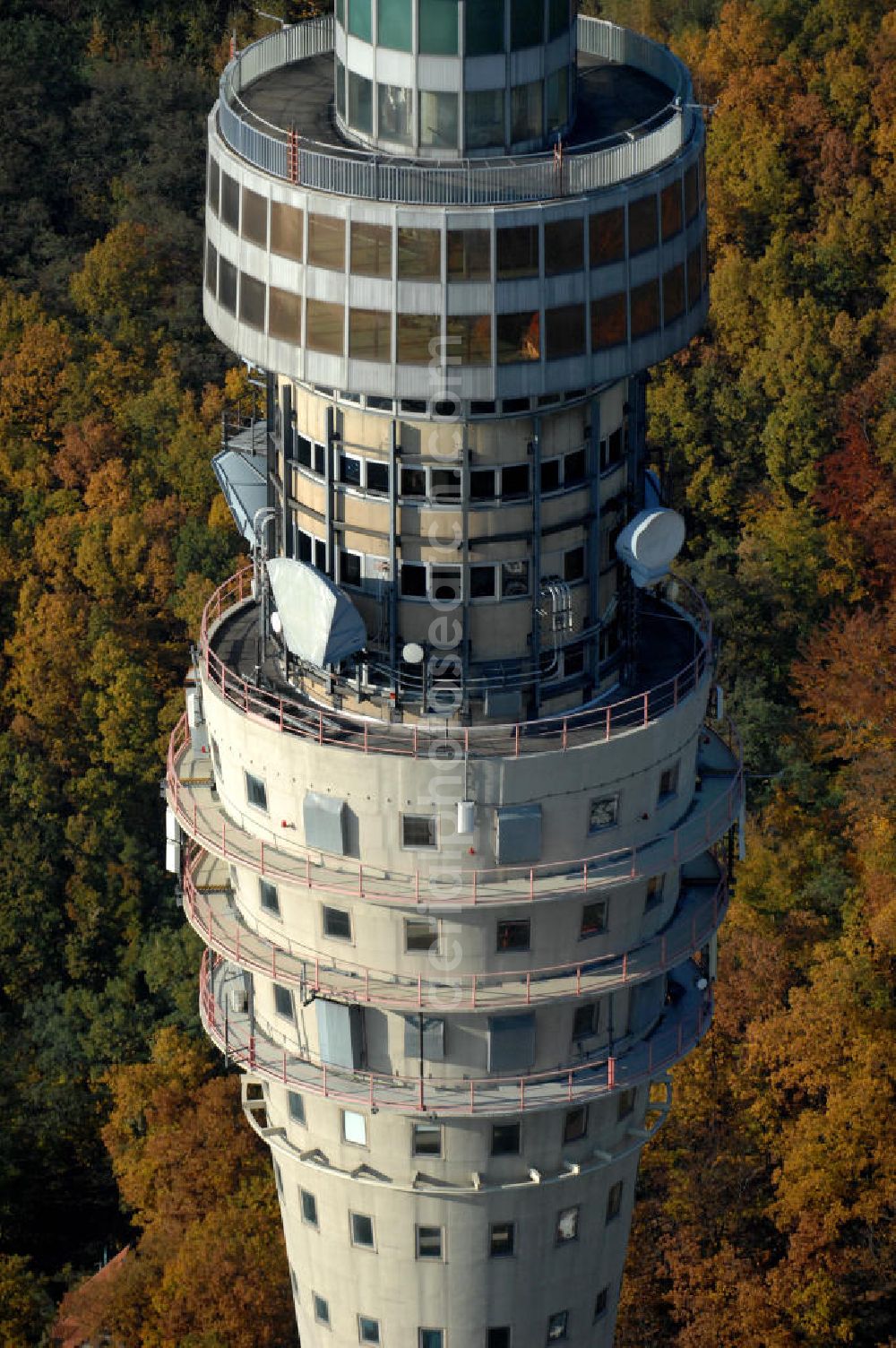 Aerial photograph Dresden - Blick auf den Fernsehturm / Funkturm / Sendeturm im Dresdner Stadtteil Wachwitz auf den Elbhängen. Erbaut wurde der 252 Meter hohe Turm von 1963 bis 1969 nach den Plänen der Architekten Kurt Nowotny, Herrmann Rühle und Johannes Braune. 1991 wurde der Fernsehturm durch die Deutsche Telekom renoviert. Bis 1991 war der Turm für die Öffentlichkeit zugänglich und Besucher konnten das Turmcafe über zwei Personenzüge erreichen, sowie den Turm als Aussichtsplattform nutzen. Heute ist der Turm nicht mehr geöffnet. Betreiber ist die DFMG Deutsche Funkturm GmbH in Dresden, eine Tochter der Deutschen Telekom. Kontakt: Bergstraße 56, 01069 Dresden, Tel. +49(0)351 64758-0,