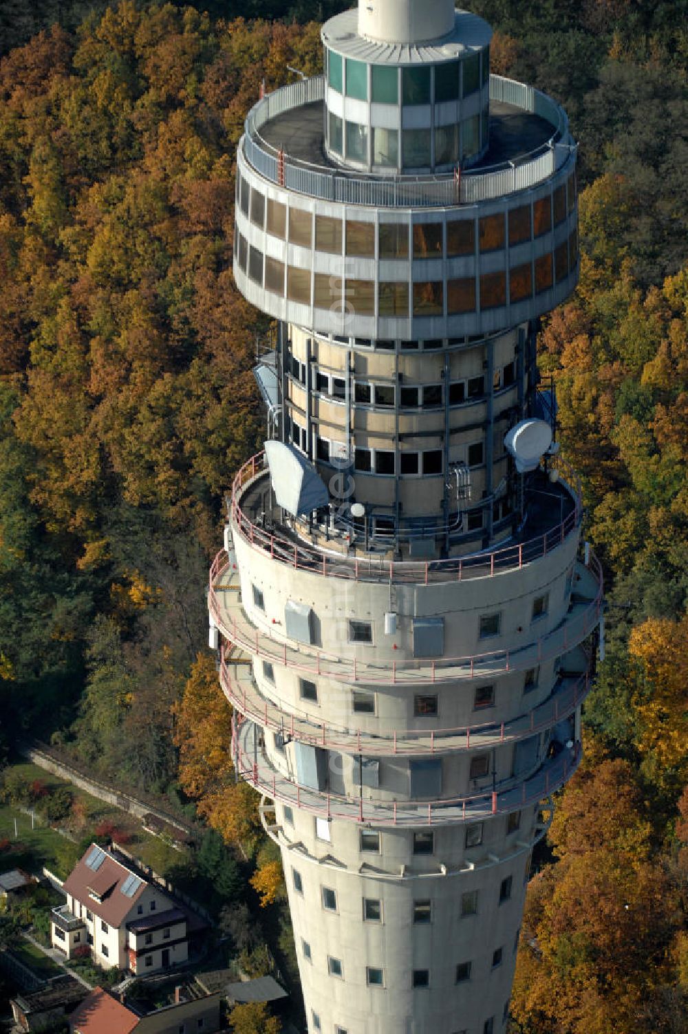 Dresden from above - Blick auf den Fernsehturm / Funkturm / Sendeturm im Dresdner Stadtteil Wachwitz auf den Elbhängen. Erbaut wurde der 252 Meter hohe Turm von 1963 bis 1969 nach den Plänen der Architekten Kurt Nowotny, Herrmann Rühle und Johannes Braune. 1991 wurde der Fernsehturm durch die Deutsche Telekom renoviert. Bis 1991 war der Turm für die Öffentlichkeit zugänglich und Besucher konnten das Turmcafe über zwei Personenzüge erreichen, sowie den Turm als Aussichtsplattform nutzen. Heute ist der Turm nicht mehr geöffnet. Betreiber ist die DFMG Deutsche Funkturm GmbH in Dresden, eine Tochter der Deutschen Telekom. Kontakt: Bergstraße 56, 01069 Dresden, Tel. +49(0)351 64758-0,