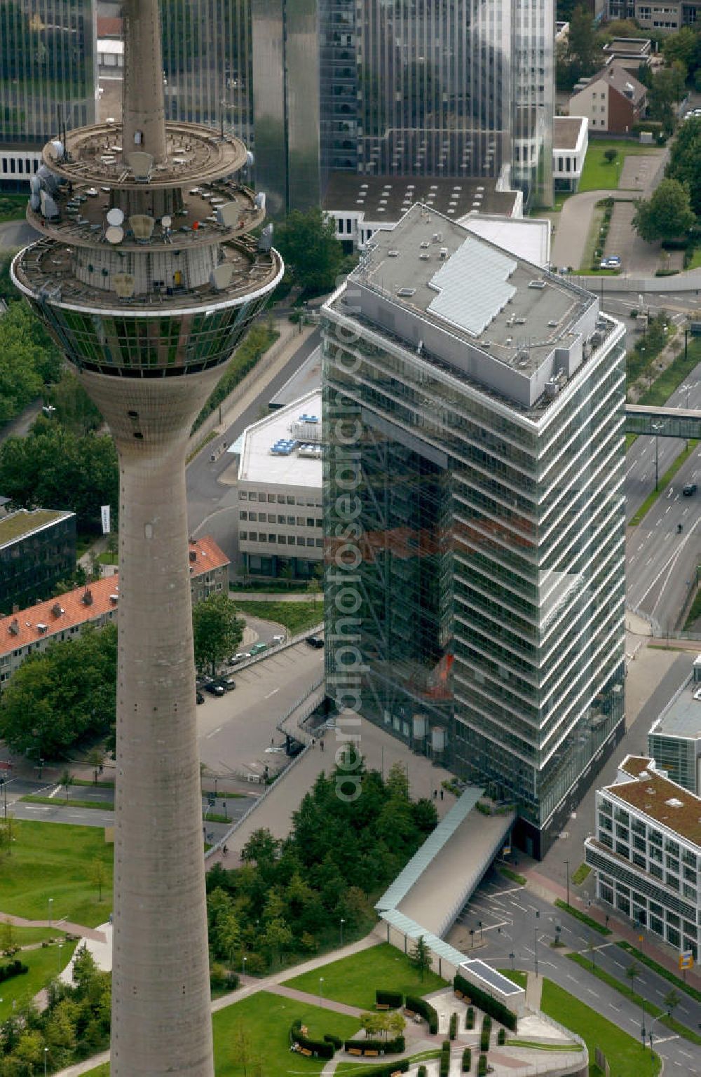 Aerial photograph Düsseldorf - Blick auf den Fernsehturm und das Büro des Ministerprasidenten von NRW. Duesseldorf television tower and seat of the government of the federal state Northrhine Westphalia.