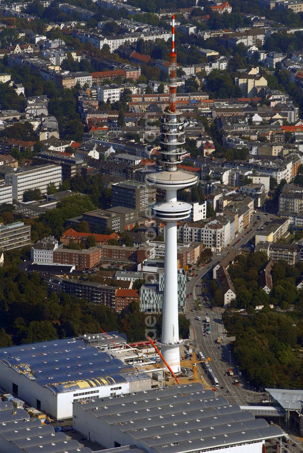 Aerial photograph Hamburg - Blick auf den Fernsehturm Hamburg am Messe-Gelände im Stadtteil St. Pauli. Der 279 Meter hohe Heinrich-Hertz-Turm wurde von 1965 bis 1968 errichtet. Umgangssprachlich wird er in Anlehnung an den Michel der Michaeliskirche Tele-Michel genannt. Seit 2001 ist der Turm aus brandschutzrechtlichen Gründen für die Öffentlichkeit unzugänglich. Adresse: Lagerstraße 2-8, 20357 Hamburg