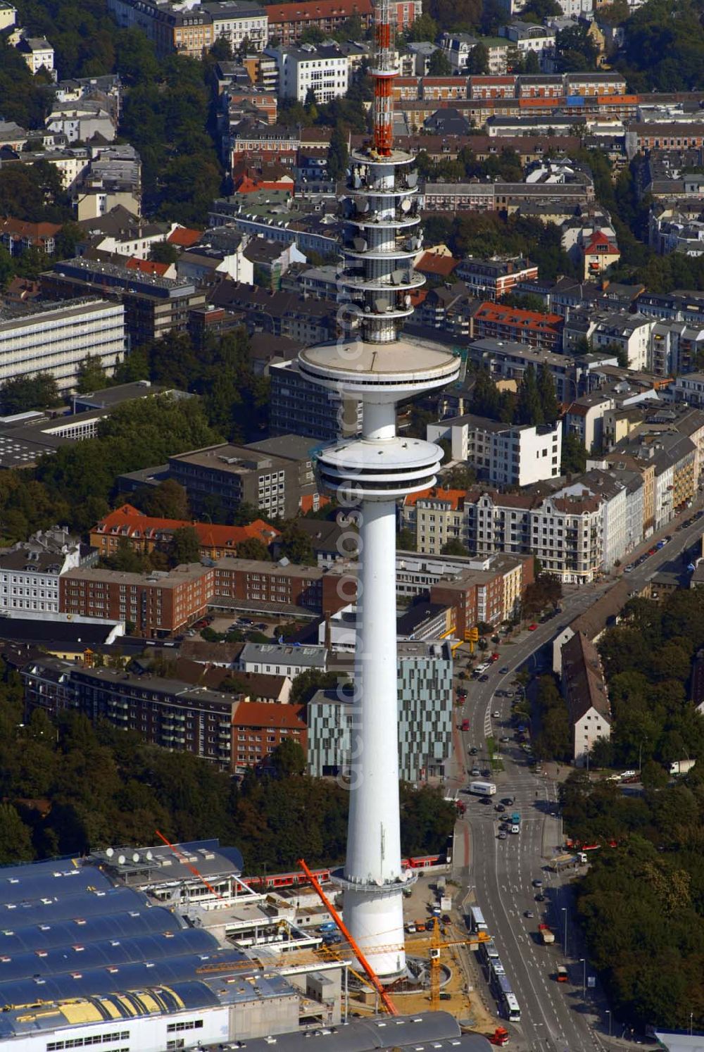 Hamburg from above - Blick auf den Fernsehturm Hamburg am Messe-Gelände im Stadtteil St. Pauli. Der 279 Meter hohe Heinrich-Hertz-Turm wurde von 1965 bis 1968 errichtet. Umgangssprachlich wird er in Anlehnung an den Michel der Michaeliskirche Tele-Michel genannt. Seit 2001 ist der Turm aus brandschutzrechtlichen Gründen für die Öffentlichkeit unzugänglich. Adresse: Lagerstraße 2-8, 20357 Hamburg