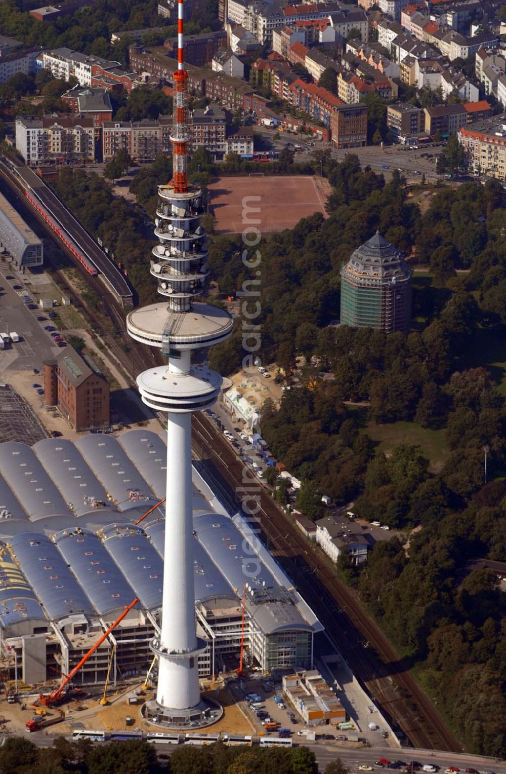 Aerial photograph Hamburg - Blick auf den Fernsehturm Hamburg am Messe-Gelände im Stadtteil St. Pauli. Der 279 Meter hohe Heinrich-Hertz-Turm wurde von 1965 bis 1968 errichtet. Umgangssprachlich wird er in Anlehnung an den Michel der Michaeliskirche Tele-Michel genannt. Seit 2001 ist der Turm aus brandschutzrechtlichen Gründen für die Öffentlichkeit unzugänglich. Adresse: Lagerstraße 2-8, 20357 Hamburg