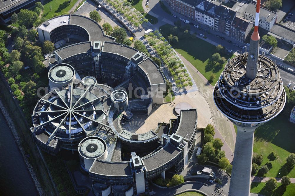 Düsseldorf from the bird's eye view: Blick auf den Fernsehturm und auf den Landtag von NRW. Der Fernsehturm ist mit 240,5 Metern das höchste Gebäude der Stadt. The TV Tower in Duesseldorf. The TV tower is, with its 240.5 meters, the tallest building in the city. View to the Landtag residence of the Land government Northrhine Westfalia.