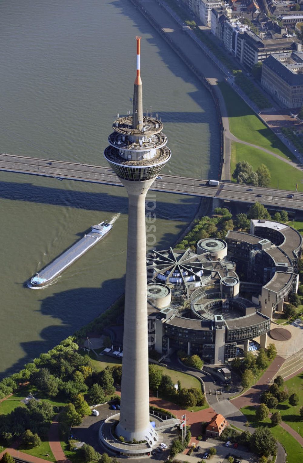 Düsseldorf from above - Blick auf den Fernsehturm und auf den Landtag von NRW. Der Fernsehturm ist mit 240,5 Metern das höchste Gebäude der Stadt. The TV Tower in Duesseldorf. The TV tower is, with its 240.5 meters, the tallest building in the city. View to the Landtag residence of the Land government Northrhine Westfalia.