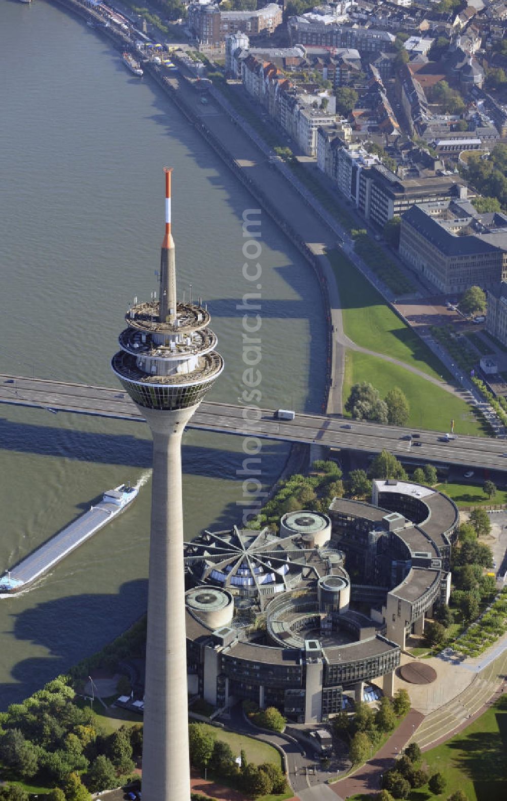 Düsseldorf from the bird's eye view: Blick auf den Fernsehturm und auf den Landtag von NRW. Der Fernsehturm ist mit 240,5 Metern das höchste Gebäude der Stadt. The TV Tower in Duesseldorf. The TV tower is, with its 240.5 meters, the tallest building in the city. View to the Landtag residence of the Land government Northrhine Westfalia.