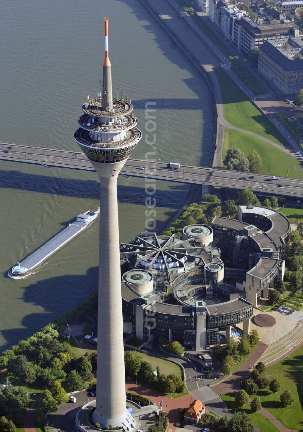 Aerial image Düsseldorf - Blick auf den Fernsehturm und auf den Landtag von NRW. Der Fernsehturm ist mit 240,5 Metern das höchste Gebäude der Stadt. The TV Tower in Duesseldorf. The TV tower is, with its 240.5 meters, the tallest building in the city. View to the Landtag residence of the Land government Northrhine Westfalia.