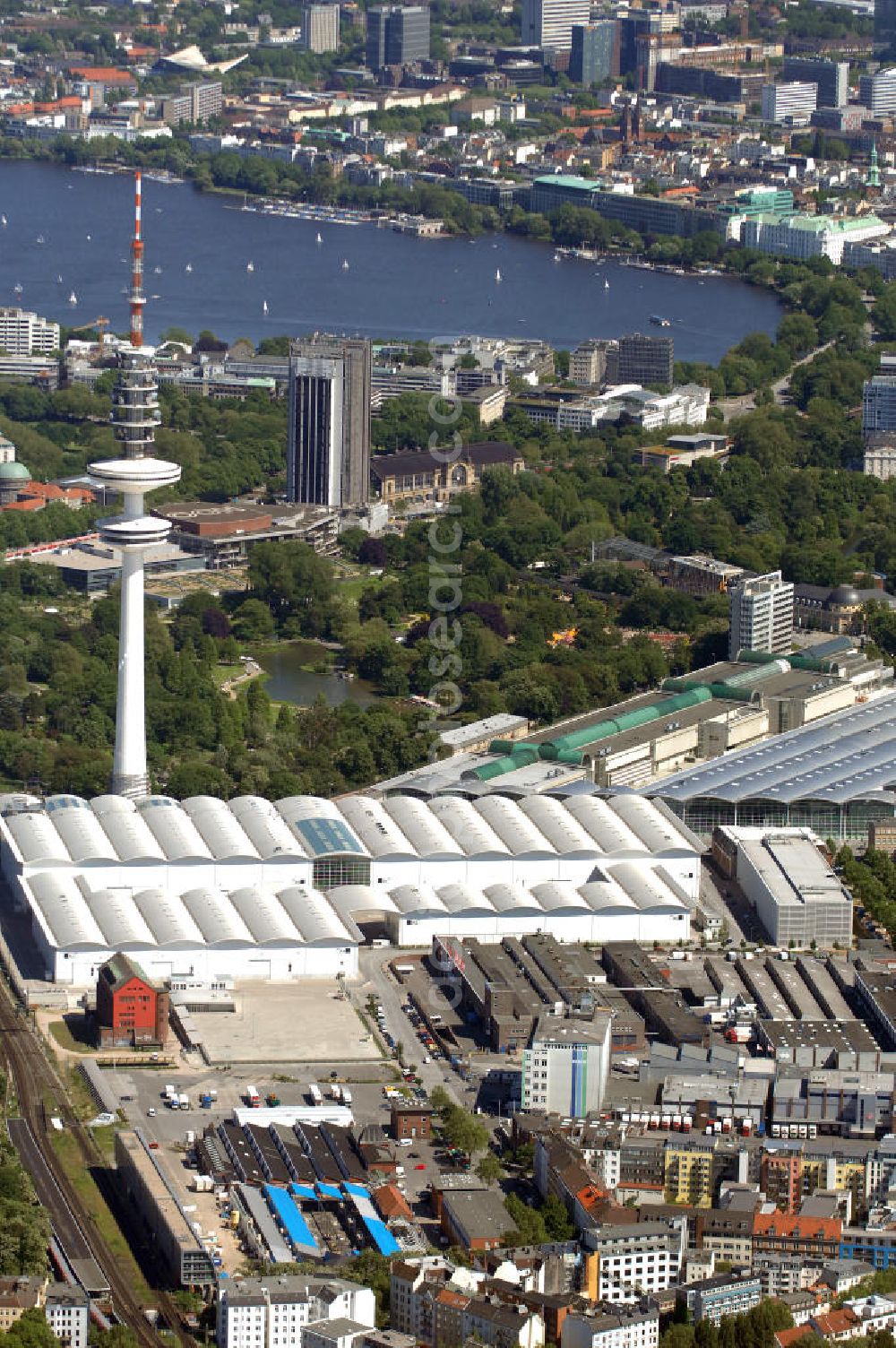 Hamburg from above - Blick auf den Fernsehturm Hamburg am Messe-Gelände im Stadtteil St. Pauli. Im Hintergrund die Außenalster. Der 279 Meter hohe Heinrich-Hertz-Turm wurde von 1965 bis 1968 errichtet. Umgangssprachlich wird er in Anlehnung an den Michel der Michaeliskirche Tele-Michel genannt. Seit 2001 ist der Turm aus brandschutzrechtlichen Gründen für die Öffentlichkeit unzugänglich. Adresse: Lagerstraße 2-8, 20357 Hamburg