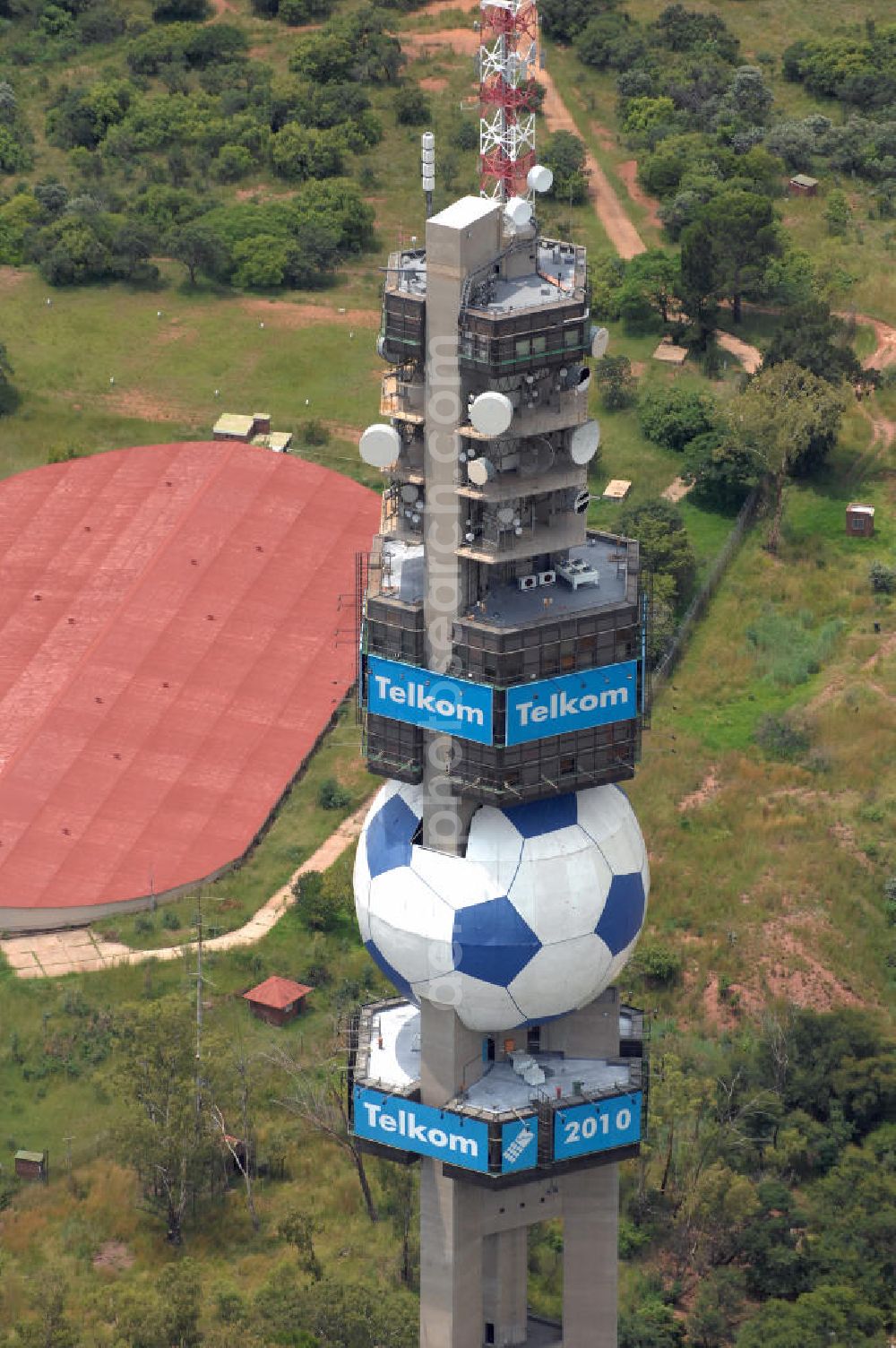 Pretoria from above - Blick auf den Fernsehturm John Vorster Tower in der Hauptstadt von Südafrika in der Provinz Gauteng, einem Austragungsort der Fußball- Weltmeisterschaft 2010. View of the John Vorster Tower, 198 meters high television tower in the capital of South Africa, promotion for the 2010 FIFA World Cup.