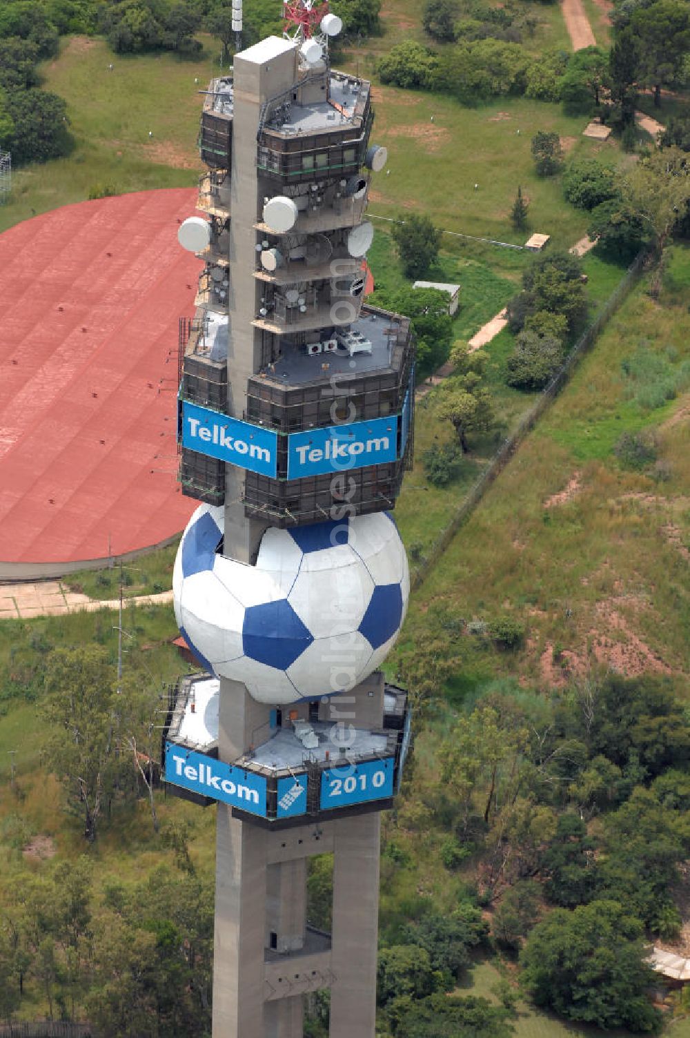 Pretoria from the bird's eye view: Blick auf den Fernsehturm John Vorster Tower in der Hauptstadt von Südafrika in der Provinz Gauteng, einem Austragungsort der Fußball- Weltmeisterschaft 2010. View of the John Vorster Tower, 198 meters high television tower in the capital of South Africa, promotion for the 2010 FIFA World Cup.