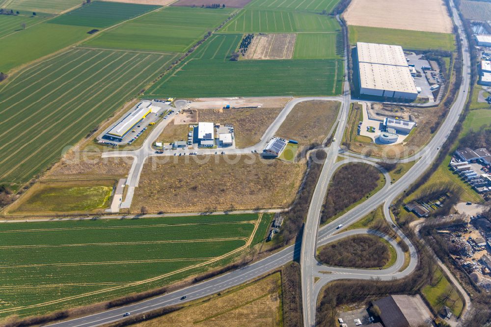 Aerial image Soest - Routing and traffic lanes during the exit federal highway B475 on Opmuender Weg in Soest in the state North Rhine-Westphalia, Germany