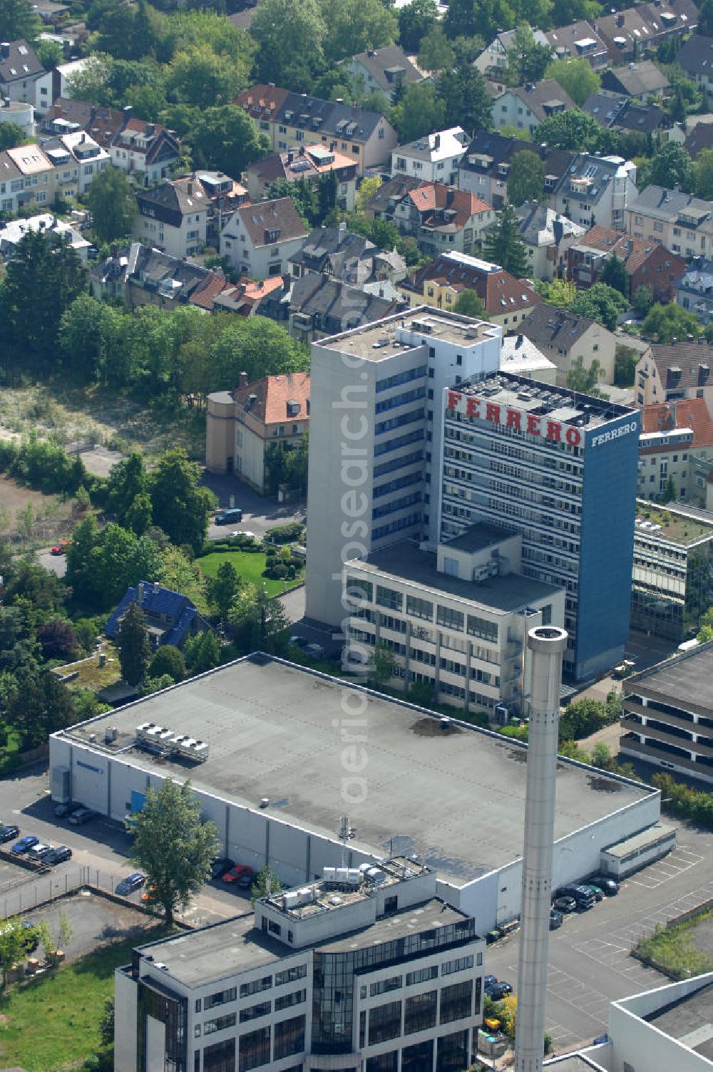 Frankfurt am Main from the bird's eye view: Blick auf das FERRERO - Werksgelände und die Deutschland- Zentrale der am Hainer Weg 120 in 60599 Frankfurt - Sachsenhausen. View of the FERRERO - plant site and the headquarters of Germany on the Hainer Weg 120 in 60599 Frankfurt .