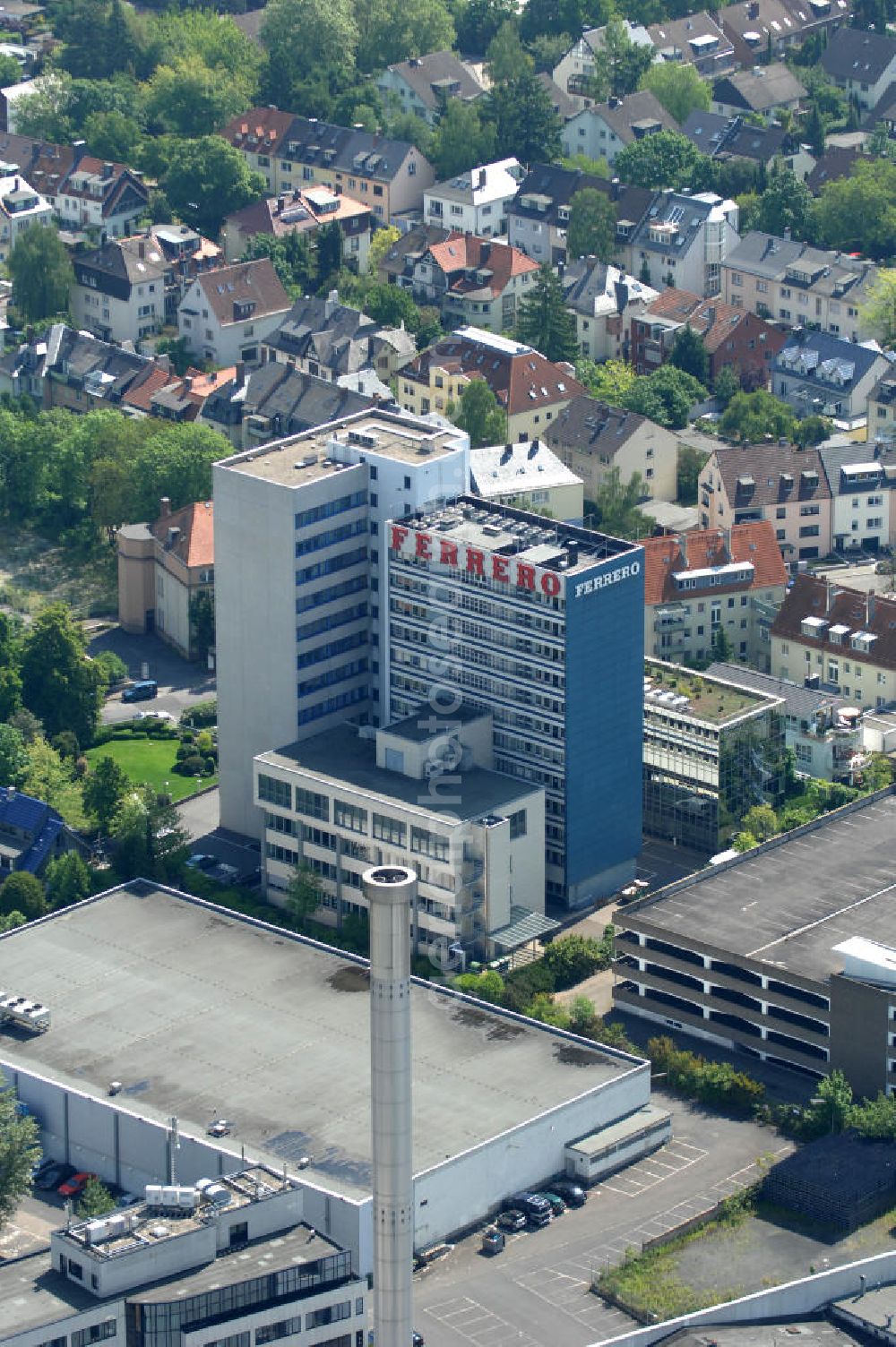 Aerial photograph Frankfurt am Main - Blick auf das FERRERO - Werksgelände und die Deutschland- Zentrale der am Hainer Weg 120 in 60599 Frankfurt - Sachsenhausen. View of the FERRERO - plant site and the headquarters of Germany on the Hainer Weg 120 in 60599 Frankfurt .