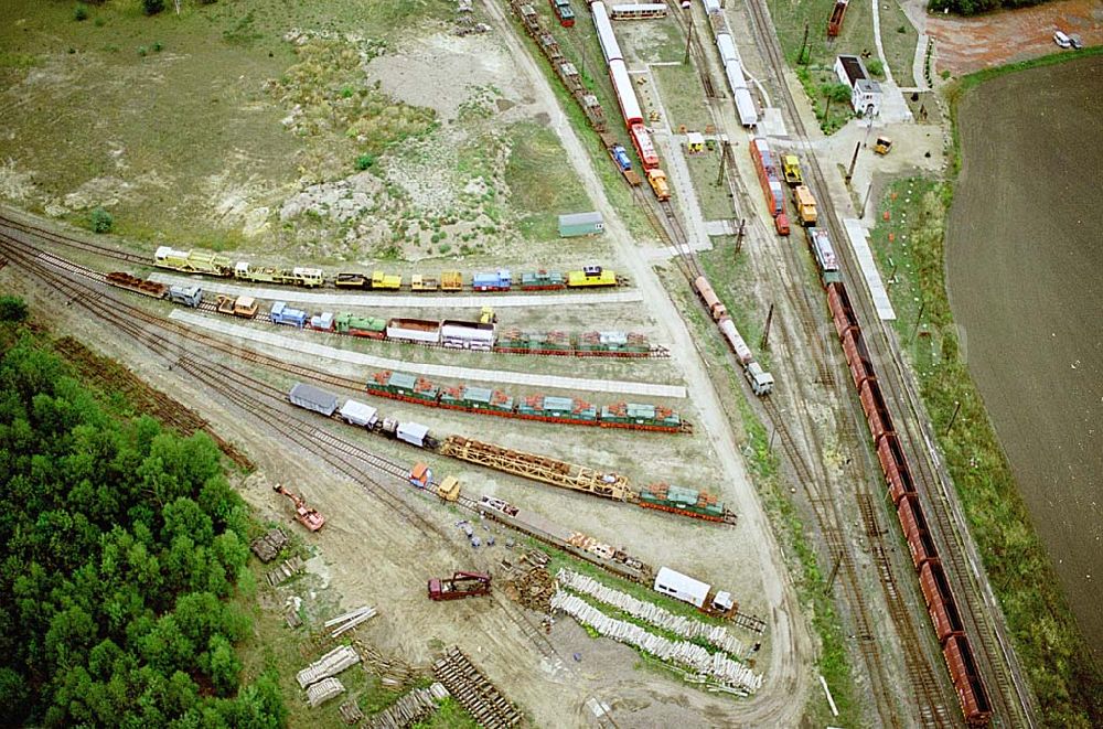 Aerial photograph Graifenhainichen / Sachsen Anhalt - 03.09.03 Fünf Tagebaugroßgeräte im ehemaligen Tagebau Golpa-Nord bilden das Herzstück von Ferropolis. Sie erinnern an eine untergegangene Bergbau-und Industrieepoche, an 150 Jahre Braunkohleförderung in Mitteldeutschland. Zugleich steht die Stadt aus Eisen aber auch für einen Neubeginn im Umgang mit Natur und Landschaft. Ferropolis GmbH,Ferropolisstrasse 1, 06773 Gräfenhainichen,Tel: (03 49 53) 35 120,Tel: (03 49 53) 35 125,Fax: (03 49 53) 35 123,Email: event@ferropolis.de