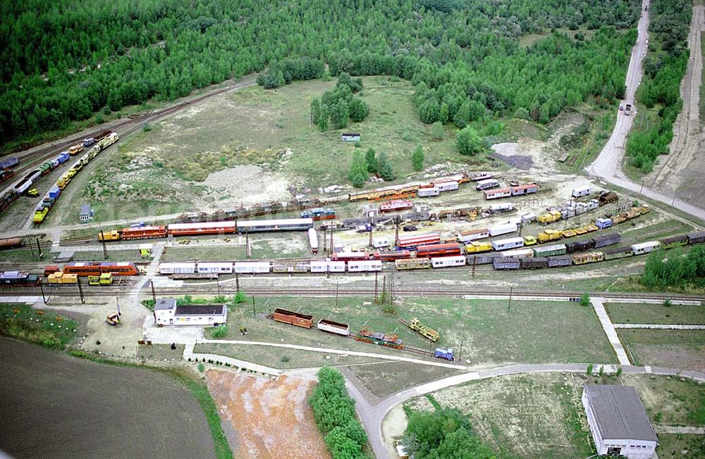 Graifenhainichen / Sachsen Anhalt from above - 03.09.03 Fünf Tagebaugroßgeräte im ehemaligen Tagebau Golpa-Nord bilden das Herzstück von Ferropolis. Sie erinnern an eine untergegangene Bergbau-und Industrieepoche, an 150 Jahre Braunkohleförderung in Mitteldeutschland. Zugleich steht die Stadt aus Eisen aber auch für einen Neubeginn im Umgang mit Natur und Landschaft. Ferropolis GmbH,Ferropolisstrasse 1, 06773 Gräfenhainichen,Tel: (03 49 53) 35 120,Tel: (03 49 53) 35 125,Fax: (03 49 53) 35 123,Email: event@ferropolis.de