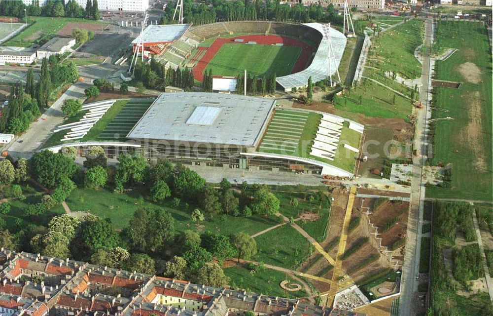 Aerial photograph Berlin - Prenzlauer Berg - Ferstigstellung der Schmeling-Halle im Jahnsportpark in Berlin - Prenzlauer Berg durch die OSB-Sportstätten GmbH. Außerdem sichtbar sind die fast fertiggestellten Außengrünanlagen.