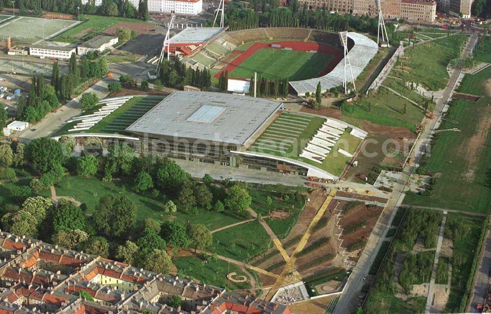 Berlin - Prenzlauer Berg from above - Ferstigstellung der Schmeling-Halle im Jahnsportpark in Berlin - Prenzlauer Berg durch die OSB-Sportstätten GmbH. Außerdem sichtbar sind die fast fertiggestellten Außengrünanlagen.