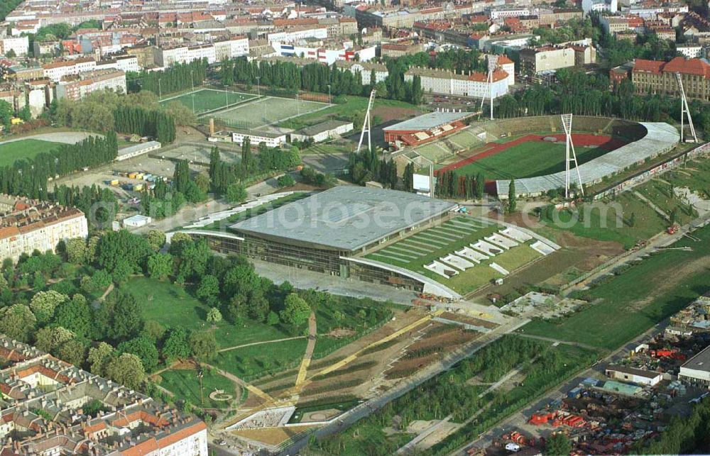 Aerial image Berlin - Prenzlauer Berg - Ferstigstellung der Schmeling-Halle im Jahnsportpark in Berlin - Prenzlauer Berg durch die OSB-Sportstätten GmbH. Außerdem sichtbar sind die fast fertiggestellten Außengrünanlagen.