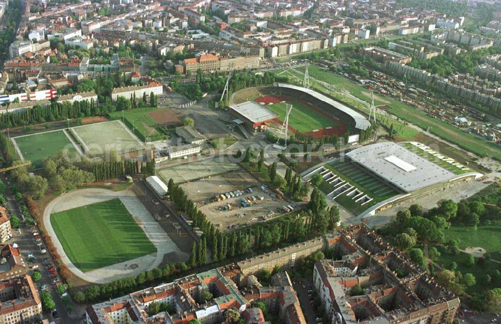 Aerial photograph Berlin - Prenzlauer Berg - Ferstigstellung der Schmeling-Halle im Jahnsportpark in Berlin - Prenzlauer Berg durch die OSB-Sportstätten GmbH. Außerdem sichtbar sind die fast fertiggestellten Außengrünanlagen.