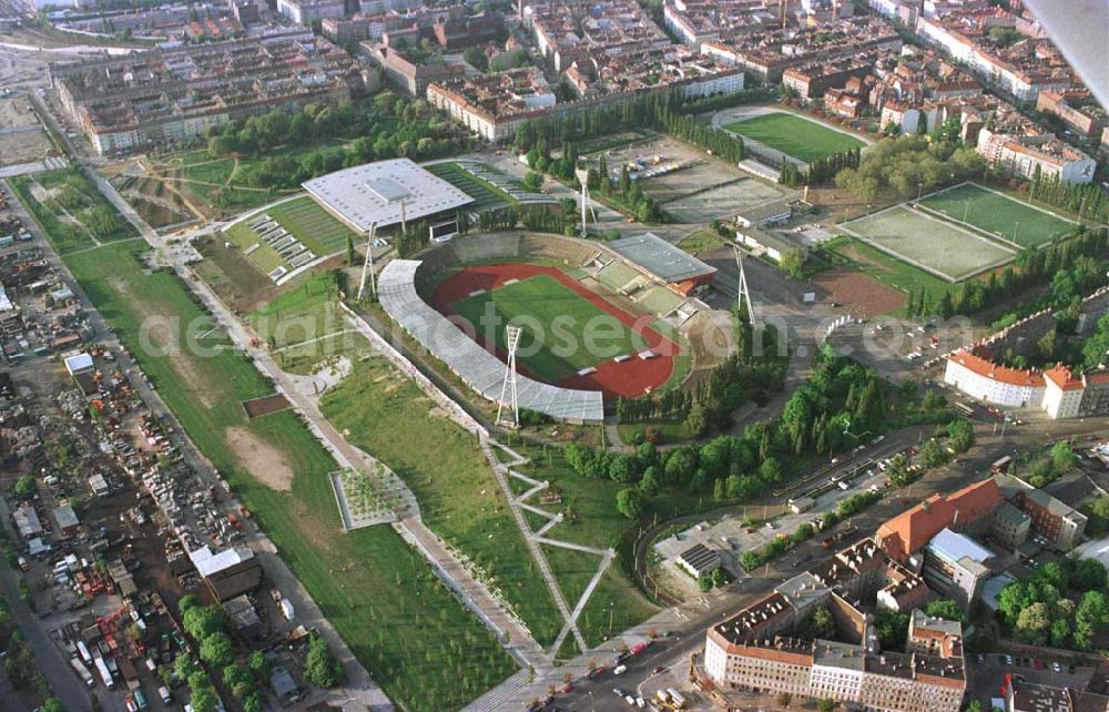 Berlin - Prenzlauer Berg from above - Ferstigstellung der Schmeling-Halle im Jahnsportpark in Berlin - Prenzlauer Berg durch die OSB-Sportstätten GmbH. Außerdem sichtbar sind die fast fertiggestellten Außengrünanlagen.