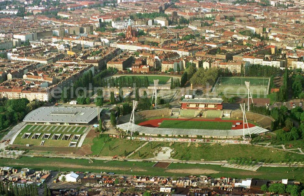 Berlin - Prenzlauer Berg from the bird's eye view: Ferstigstellung der Schmeling-Halle im Jahnsportpark in Berlin - Prenzlauer Berg durch die OSB-Sportstätten GmbH. Außerdem sichtbar sind die fast fertiggestellten Außengrünanlagen.