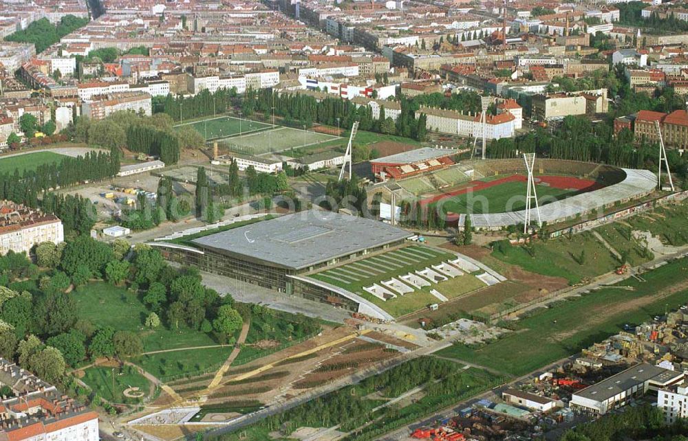 Aerial image Berlin - Prenzlauer Berg - Ferstigstellung der Schmeling-Halle im Jahnsportpark in Berlin - Prenzlauer Berg durch die OSB-Sportstätten GmbH. Außerdem sichtbar sind die fast fertiggestellten Außengrünanlagen.