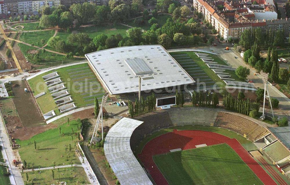 Aerial photograph Berlin - Prenzlauer Berg - Ferstigstellung der Schmeling-Halle im Jahnsportpark in Berlin - Prenzlauer Berg durch die OSB-Sportstätten GmbH. Außerdem sichtbar sind die fast fertiggestellten Außengrünanlagen.