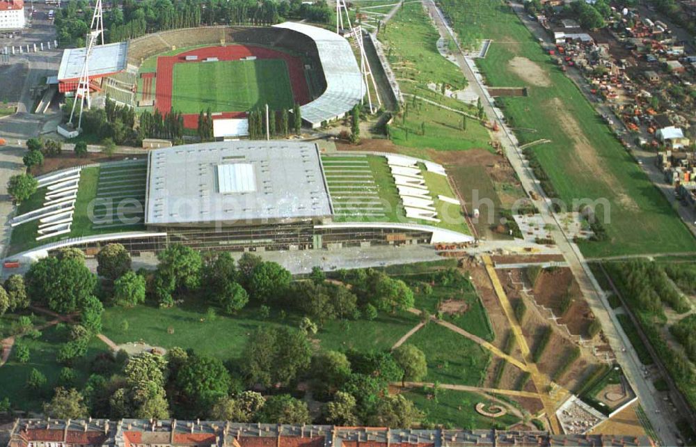 Berlin - Prenzlauer Berg from above - Ferstigstellung der Schmeling-Halle im Jahnsportpark in Berlin - Prenzlauer Berg durch die OSB-Sportstätten GmbH. Außerdem sichtbar sind die fast fertiggestellten Außengrünanlagen.