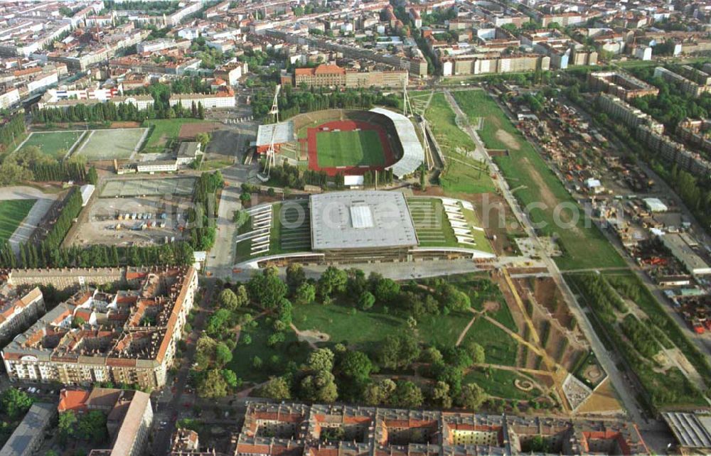 Berlin - Prenzlauer Berg from the bird's eye view: Ferstigstellung der Schmeling-Halle im Jahnsportpark in Berlin - Prenzlauer Berg durch die OSB-Sportstätten GmbH. Außerdem sichtbar sind die fast fertiggestellten Außengrünanlagen.