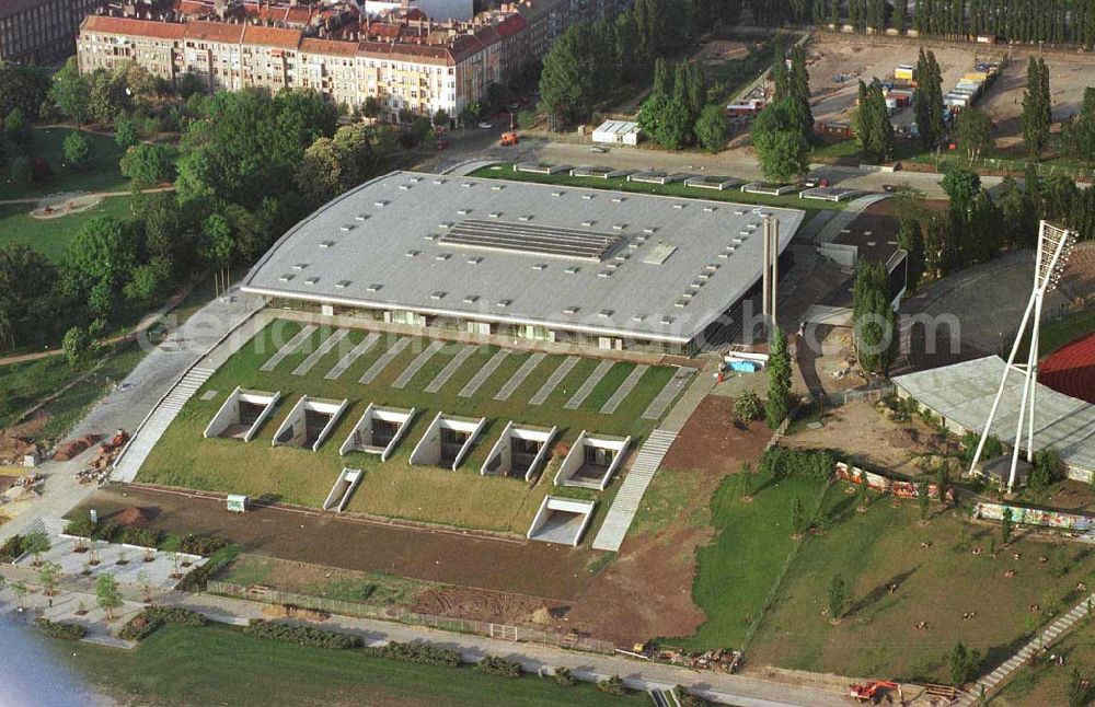 Aerial image Berlin - Prenzlauer Berg - Ferstigstellung der Schmeling-Halle im Jahnsportpark in Berlin - Prenzlauer Berg durch die OSB-Sportstätten GmbH. Außerdem sichtbar sind die fast fertiggestellten Außengrünanlagen.