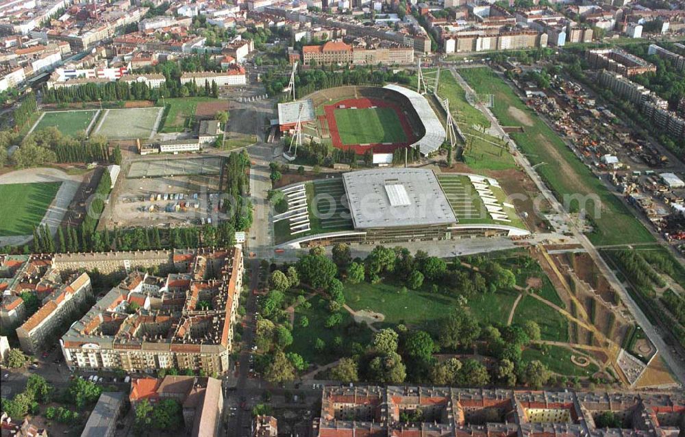 Berlin - Prenzlauer Berg from above - Ferstigstellung der Schmeling-Halle im Jahnsportpark in Berlin - Prenzlauer Berg durch die OSB-Sportstätten GmbH. Außerdem sichtbar sind die fast fertiggestellten Außengrünanlagen.