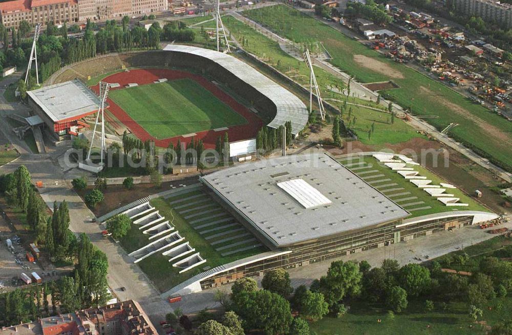 Berlin - Prenzlauer Berg from the bird's eye view: Ferstigstellung der Schmeling-Halle im Jahnsportpark in Berlin - Prenzlauer Berg durch die OSB-Sportstätten GmbH. Außerdem sichtbar sind die fast fertiggestellten Außengrünanlagen.