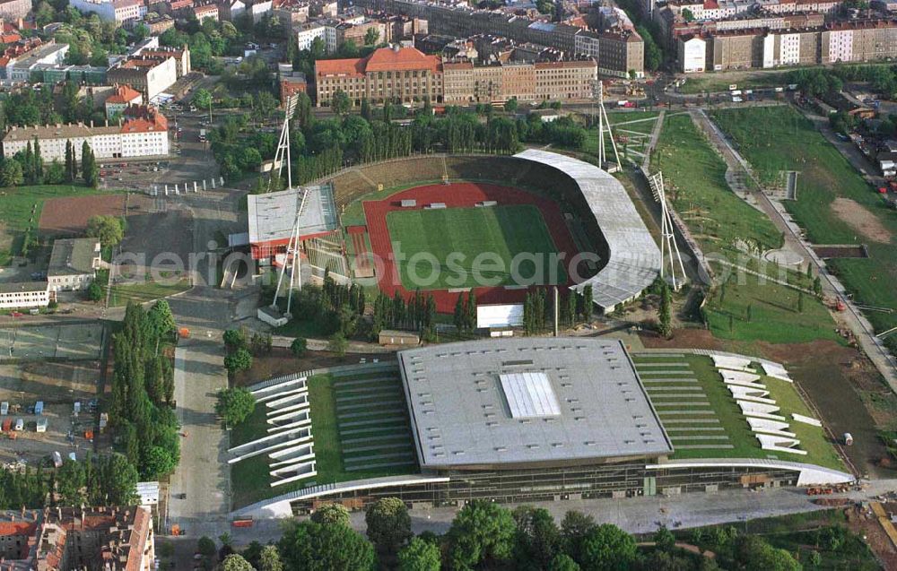 Aerial image Berlin - Prenzlauer Berg - Ferstigstellung der Schmeling-Halle im Jahnsportpark in Berlin - Prenzlauer Berg durch die OSB-Sportstätten GmbH. Außerdem sichtbar sind die fast fertiggestellten Außengrünanlagen.