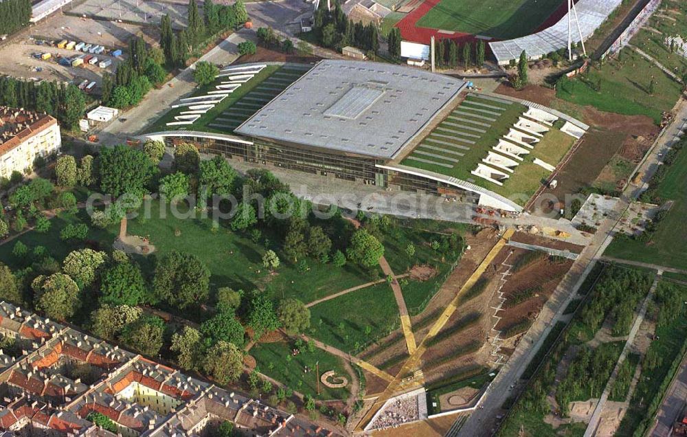 Aerial photograph Berlin - Prenzlauer Berg - Ferstigstellung der Schmeling-Halle im Jahnsportpark in Berlin - Prenzlauer Berg durch die OSB-Sportstätten GmbH. Außerdem sichtbar sind die fast fertiggestellten Außengrünanlagen.