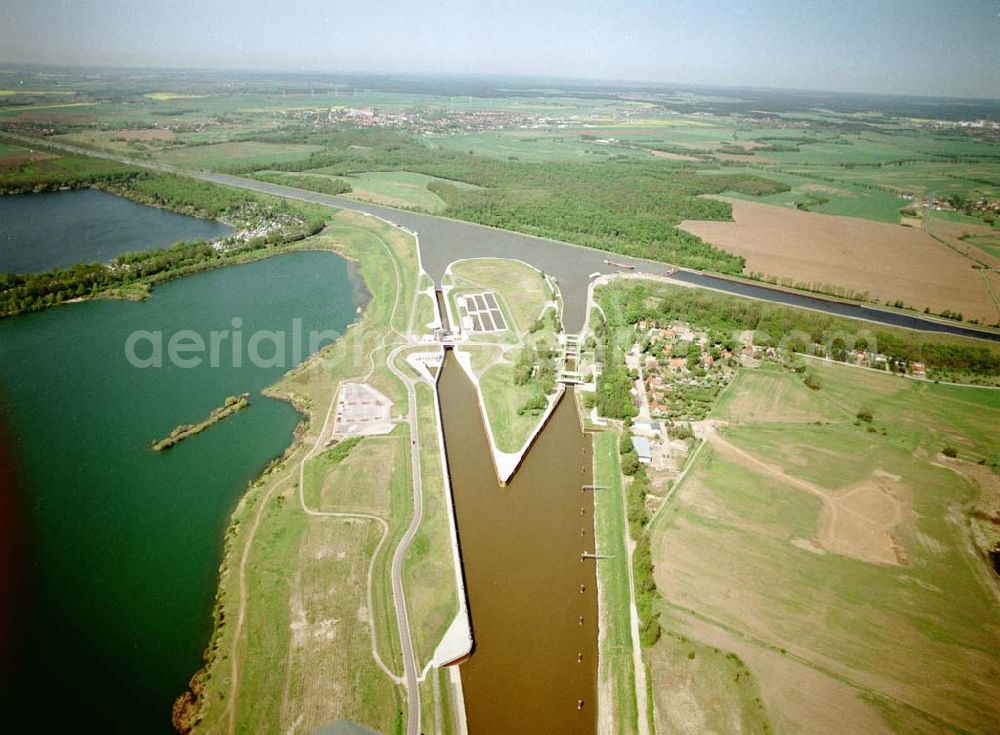 Rothensee / Sachsen - Anhalt from the bird's eye view: Fertig ausgebaute Schleuse Rotensee zwischen Mittellandkanal und Elbe - Havel Kanal am Wasserstraßenkreuz Magdeburg. Ein Projekt des Wasserstraßen-Neubauamt Magdeburg Kleiner Werder 5c 39114 MAGDEBURG Tel.: 0391-5352168