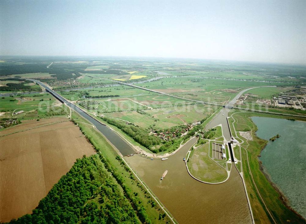 Aerial image Rothensee / Sachsen - Anhalt - Fertig ausgebaute Schleuse Rotensee zwischen Mittellandkanal und Elbe - Havel Kanal am Wasserstraßenkreuz Magdeburg. Ein Projekt des Wasserstraßen-Neubauamt Magdeburg Kleiner Werder 5c 39114 MAGDEBURG Tel.: 0391-5352168