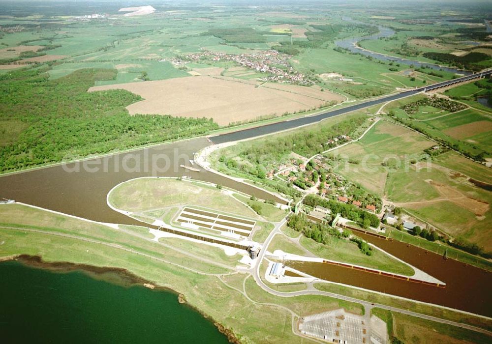 Aerial photograph Rothensee / Sachsen - Anhalt - Fertig ausgebaute Schleuse Rotensee zwischen Mittellandkanal und Elbe - Havel Kanal am Wasserstraßenkreuz Magdeburg. Ein Projekt des Wasserstraßen-Neubauamt Magdeburg Kleiner Werder 5c 39114 MAGDEBURG Tel.: 0391-5352168