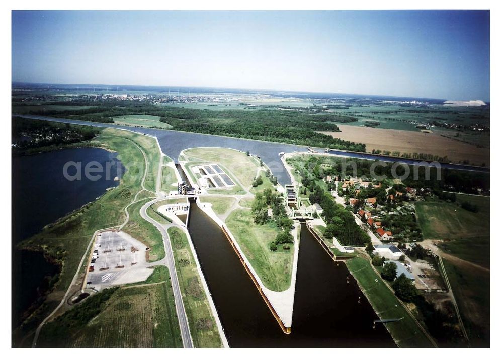 Rothensee / Sachsen - Anhalt from the bird's eye view: Fertig ausgebaute Schleuse Rotensee zwischen Mittellandkanal und Elbe - Havel Kanal am Wasserstraßenkreuz Magdeburg. Ein Projekt des Wasserstraßen-Neubauamt Magdeburg Kleiner Werder 5c 39114 MAGDEBURG Tel.: 0391-5352168