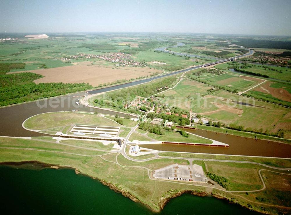 Aerial image Rothensee / Sachsen - Anhalt - Fertig ausgebaute Schleuse Rotensee zwischen Mittellandkanal und Elbe - Havel Kanal am Wasserstraßenkreuz Magdeburg. Ein Projekt des Wasserstraßen-Neubauamt Magdeburg Kleiner Werder 5c 39114 MAGDEBURG Tel.: 0391-5352168