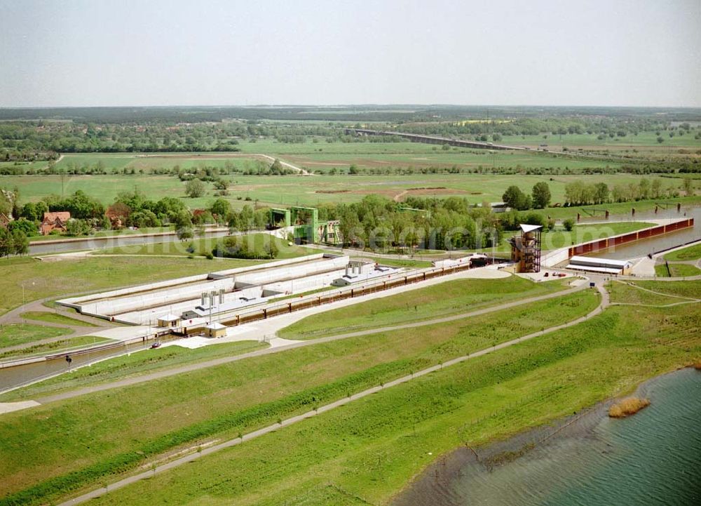 Rothensee / Sachsen - Anhalt from above - Fertig ausgebaute Schleuse Rotensee zwischen Mittellandkanal und Elbe - Havel Kanal am Wasserstraßenkreuz Magdeburg. Ein Projekt des Wasserstraßen-Neubauamt Magdeburg Kleiner Werder 5c 39114 MAGDEBURG Tel.: 0391-5352168