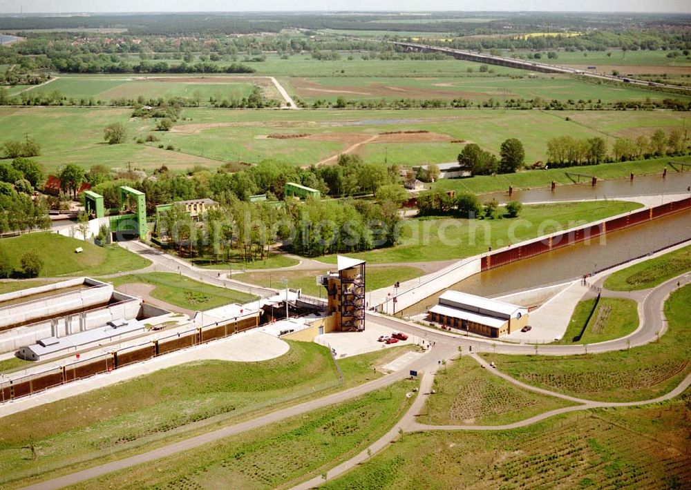 Rothensee / Sachsen - Anhalt from the bird's eye view: Fertig ausgebaute Schleuse Rotensee zwischen Mittellandkanal und Elbe - Havel Kanal am Wasserstraßenkreuz Magdeburg. Ein Projekt des Wasserstraßen-Neubauamt Magdeburg Kleiner Werder 5c 39114 MAGDEBURG Tel.: 0391-5352168