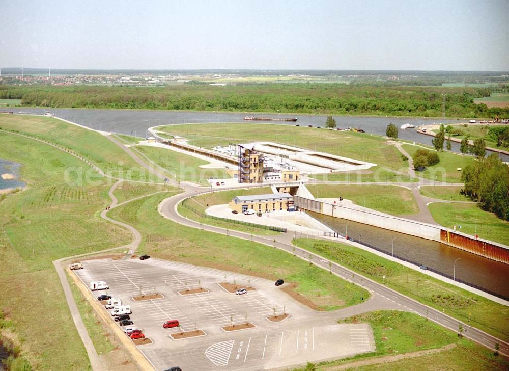 Rothensee / Sachsen - Anhalt from above - Fertig ausgebaute Schleuse Rotensee zwischen Mittellandkanal und Elbe - Havel Kanal am Wasserstraßenkreuz Magdeburg. Ein Projekt des Wasserstraßen-Neubauamt Magdeburg Kleiner Werder 5c 39114 MAGDEBURG Tel.: 0391-5352168