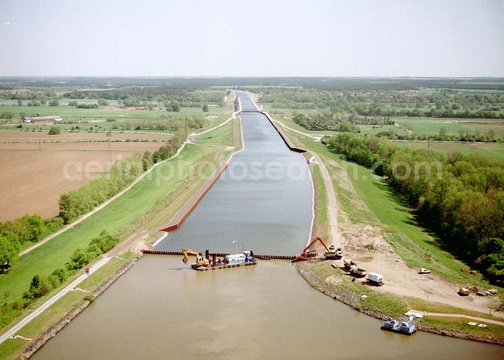 Rothensee / Sachsen - Anhalt from the bird's eye view: Fertig ausgebaute Schleuse Rotensee zwischen Mittellandkanal und Elbe - Havel Kanal am Wasserstraßenkreuz Magdeburg. Ein Projekt des Wasserstraßen-Neubauamt Magdeburg Kleiner Werder 5c 39114 MAGDEBURG Tel.: 0391-5352168