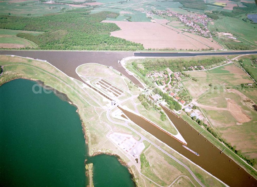 Aerial image Rothensee / Sachsen - Anhalt - Fertig ausgebaute Schleuse Rotensee zwischen Mittellandkanal und Elbe - Havel Kanal am Wasserstraßenkreuz Magdeburg. Ein Projekt des Wasserstraßen-Neubauamt Magdeburg Kleiner Werder 5c 39114 MAGDEBURG Tel.: 0391-5352168